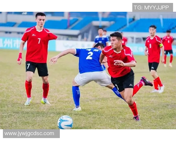 足球明星维族男孩的成长故事与梦想追逐之路 足球明星维族男孩的成长故事与梦想追逐之路